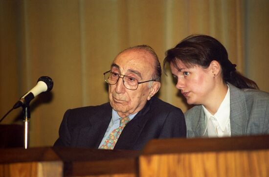 Doctors at news conference following open-heart surgery