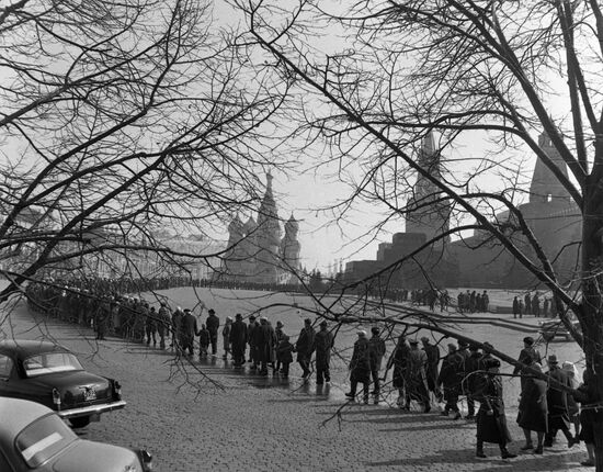 Line to Vladimir Lenin Mausoleum