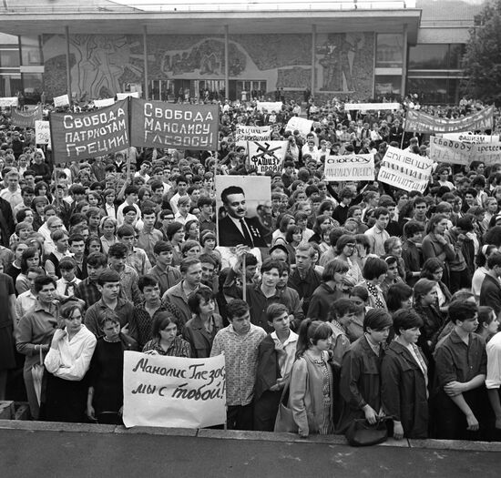 Rally in support of Manolis Glezos