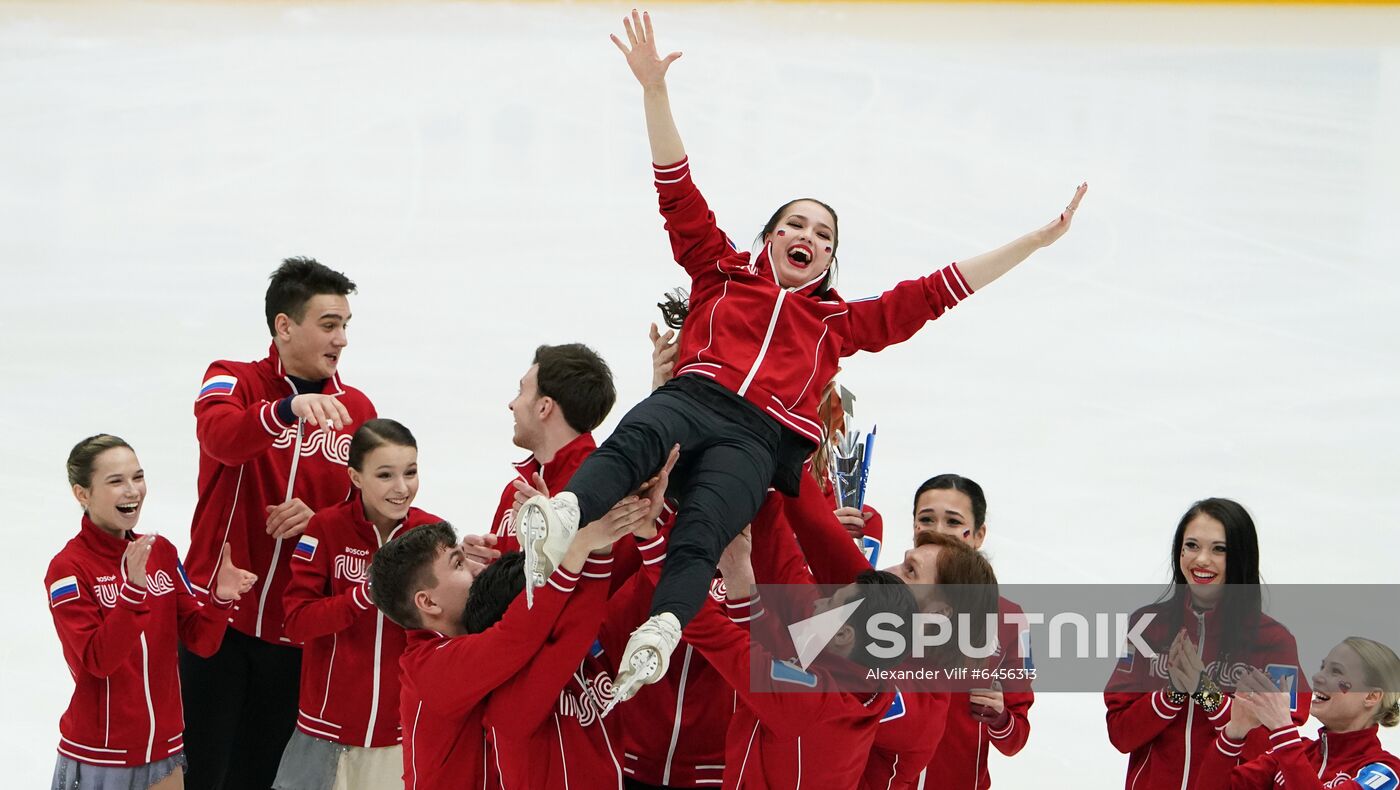 Alina Zagitova's team celebrates the victory during the team competition at the Channel One Figure Skating Cup in Moscow, Russia. Location: Russia, Moscow. Author: Alexander Vilf/Sputnik. Russia Figure Skating Team Competition