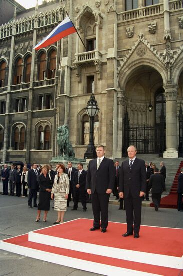 Russian Prime Minister Mikhail Kasyanov's official visit to Hungary