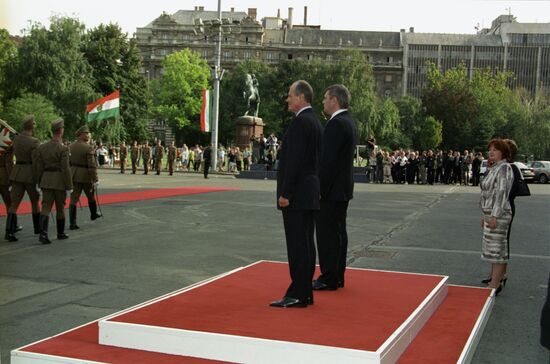 Russian Prime Minister Mikhail Kasyanov's official visit to Hungary