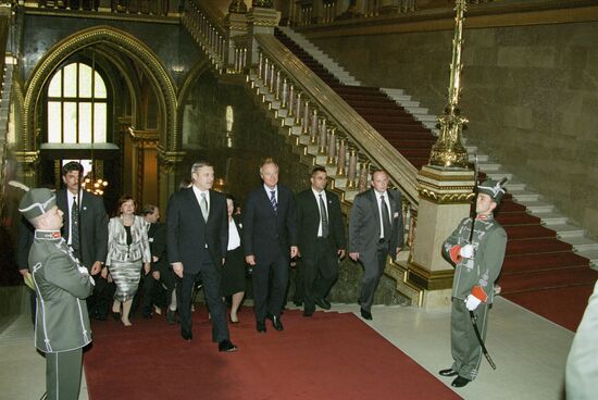 Russian Prime Minister Mikhail Kasyanov's official visit to Hungary