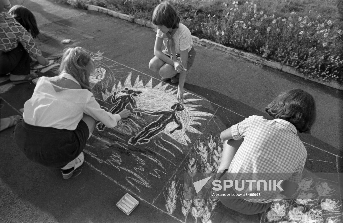 Children's chalk drawing contest in Dneprodzerzhinsk
