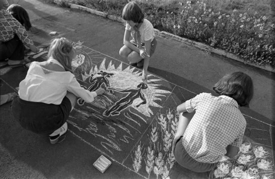 Children's chalk drawing contest in Dneprodzerzhinsk