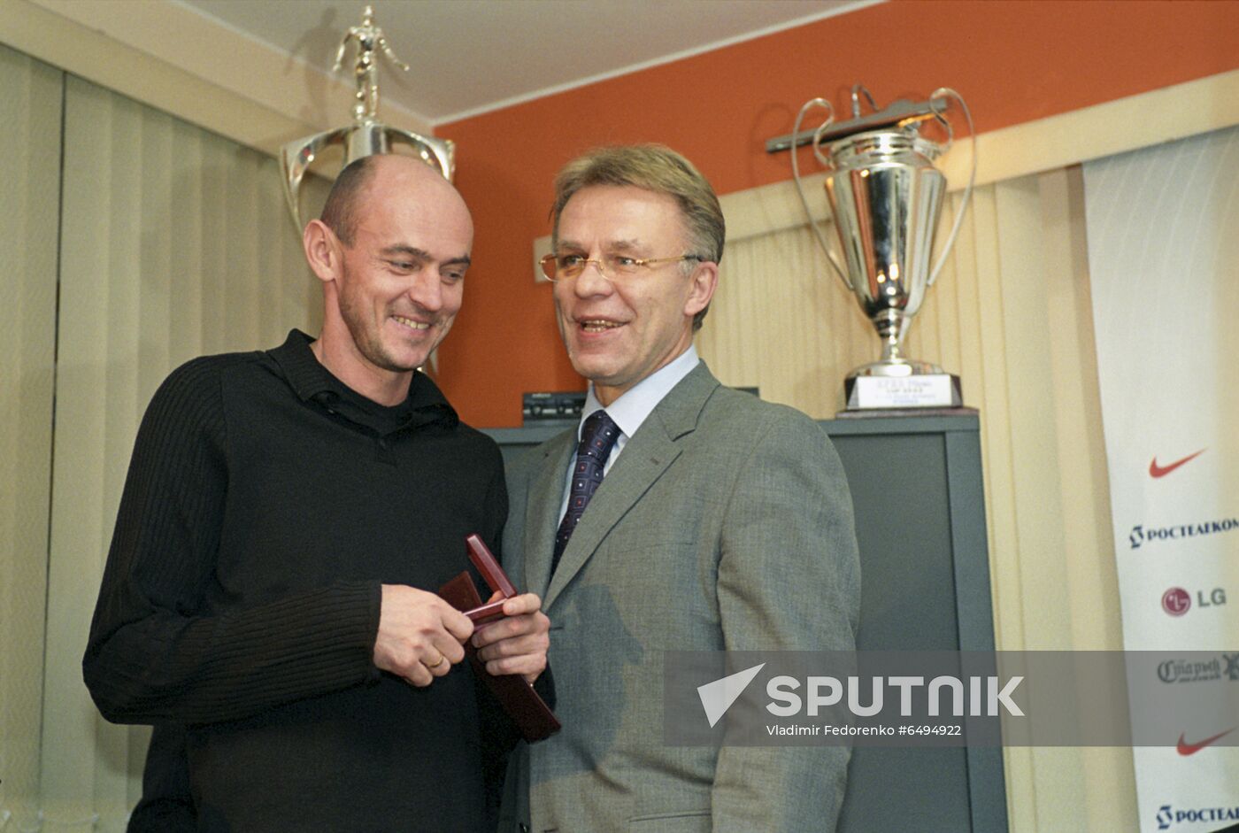 Awarding Russian Distinguished Master of Sports to Viktor Onopko