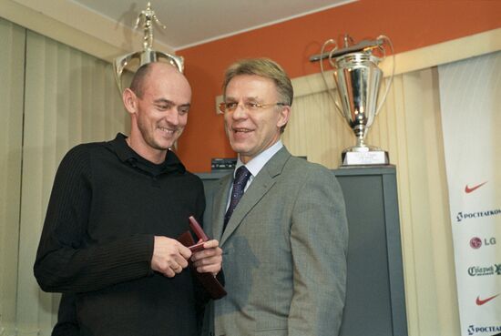 Awarding Russian Distinguished Master of Sports to Viktor Onopko