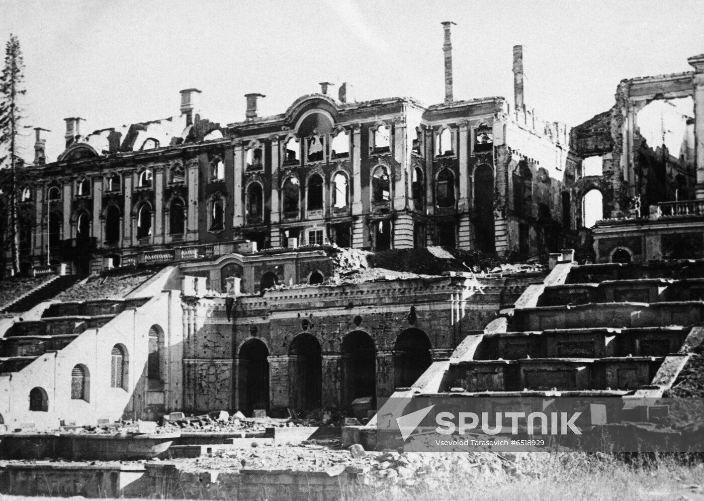 Liberating the Peterhof from Nazi occupiers