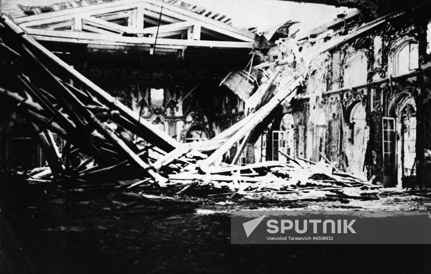 Liberating Petrodvorets from Nazi German occupiers