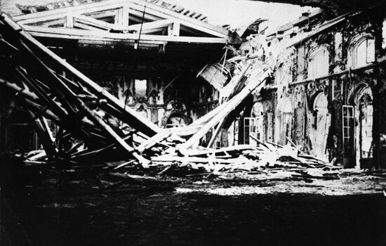 Liberating Petrodvorets from Nazi German occupiers