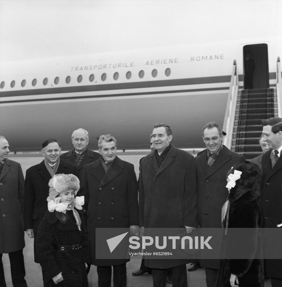 Delegation of Socialist Republic of Romania arrives in Moscow