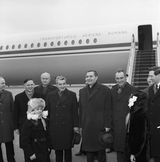 Delegation of Socialist Republic of Romania arrives in Moscow