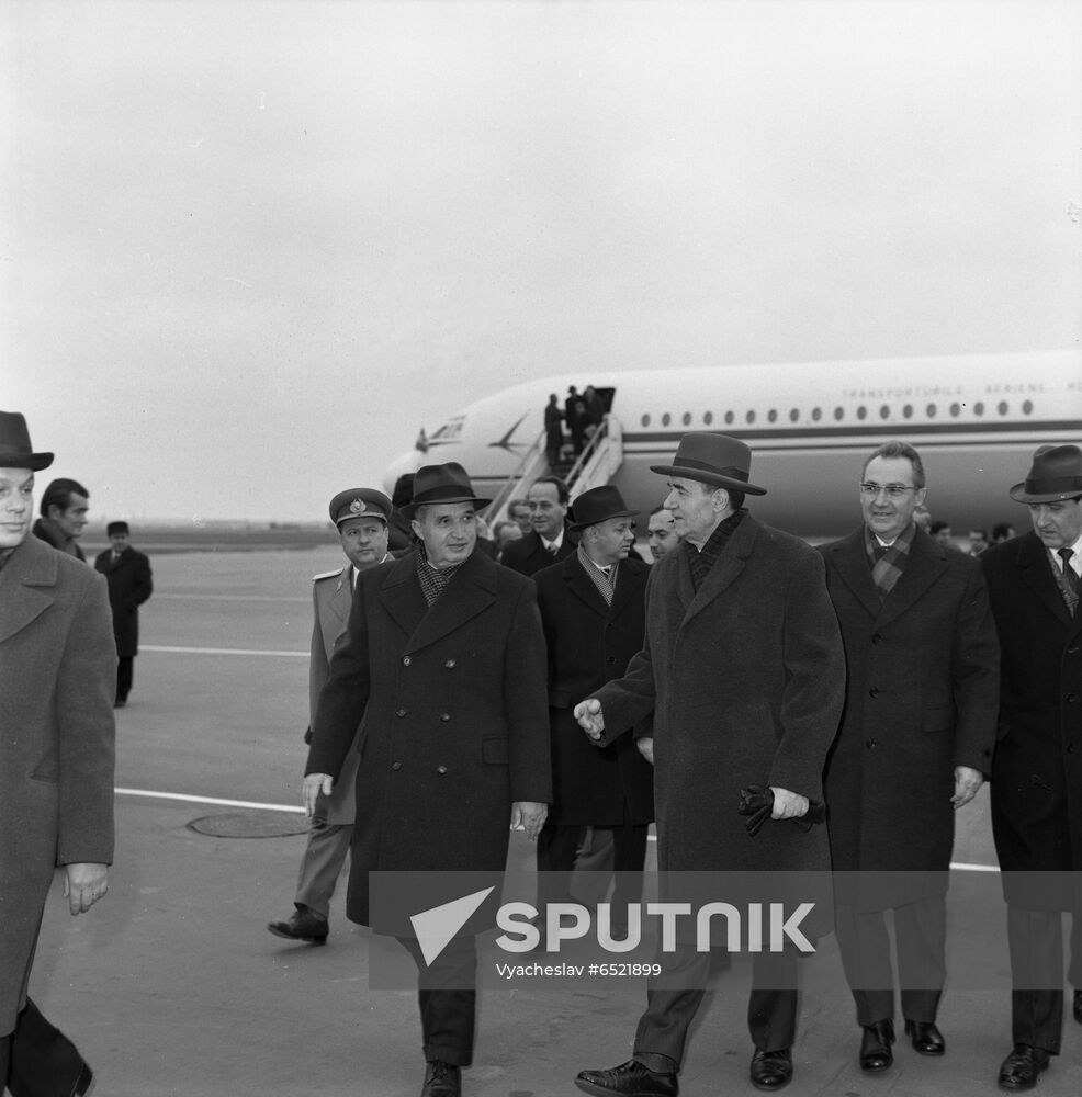 Delegation of Socialist Republic of Romania arrives in Moscow