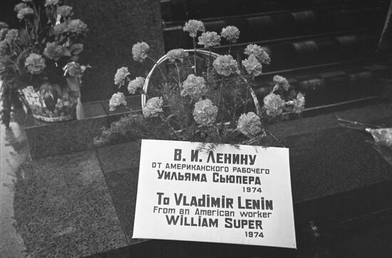 Flowers from a US worker at the Lenin Mausoleum