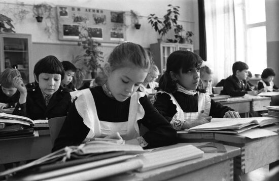 Sri Lankan girl studies in Moscow school