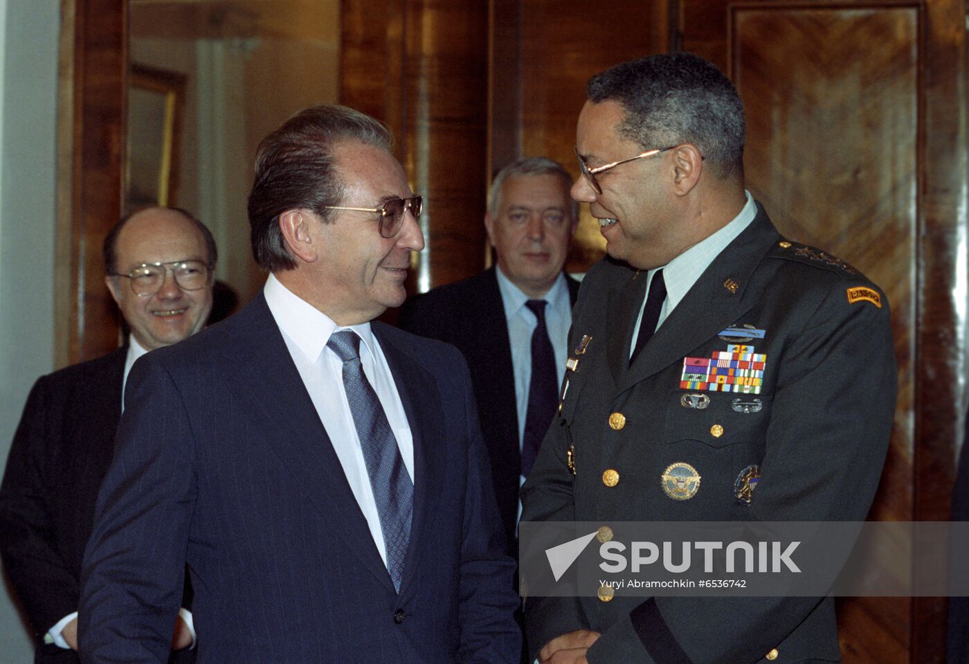 U.S. Chairman of the Joint Chiefs of Staff Colin Powell visits USSR