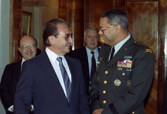 U.S. Chairman of the Joint Chiefs of Staff Colin Powell visits USSR
