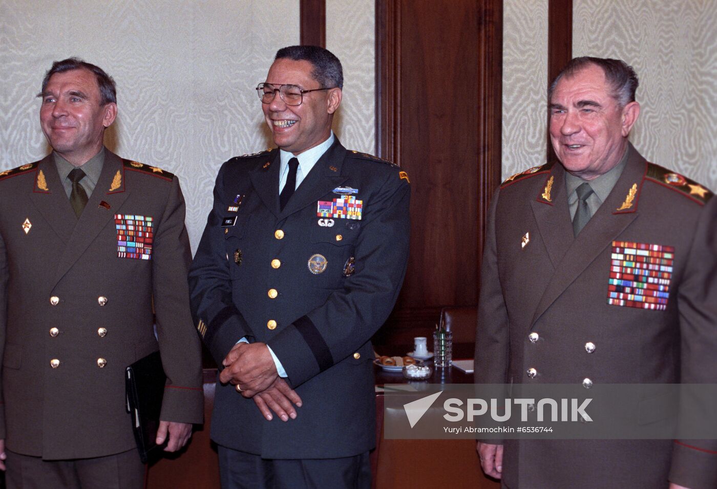 U.S. Chairman of the Joint Chiefs of Staff Colin Powell visits USSR