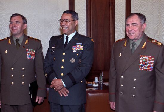 U.S. Chairman of the Joint Chiefs of Staff Colin Powell visits USSR