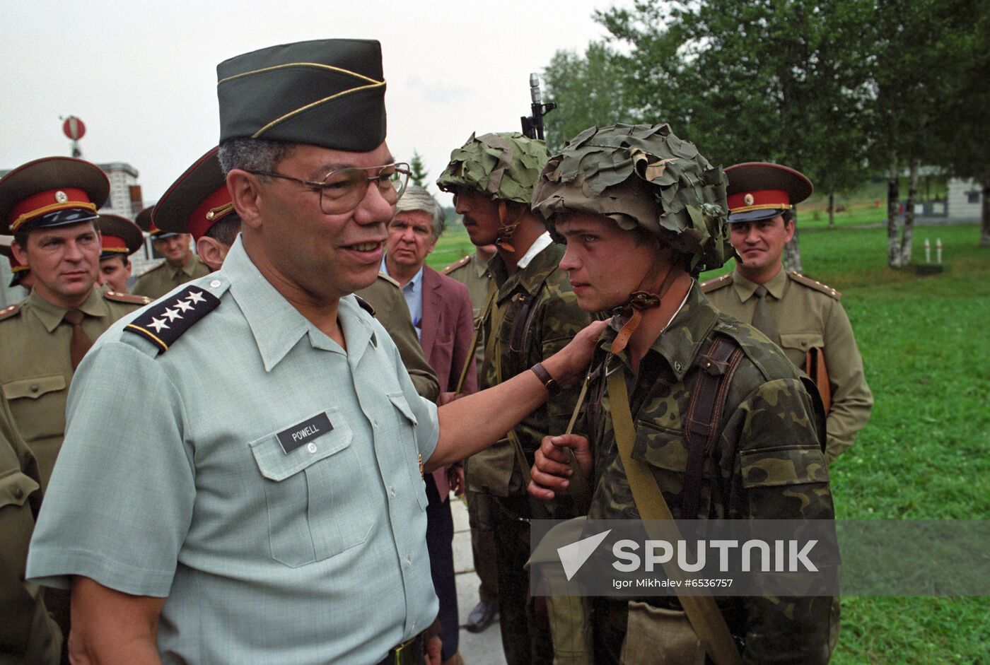 U.S. Chairman of the Joint Chiefs of Staff Colin Powell visits USSR