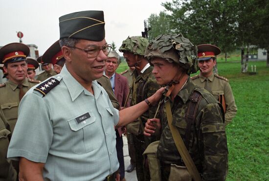 U.S. Chairman of the Joint Chiefs of Staff Colin Powell visits USSR