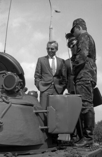 US Secretary of Defense Frank Carlucci's visit to USSR