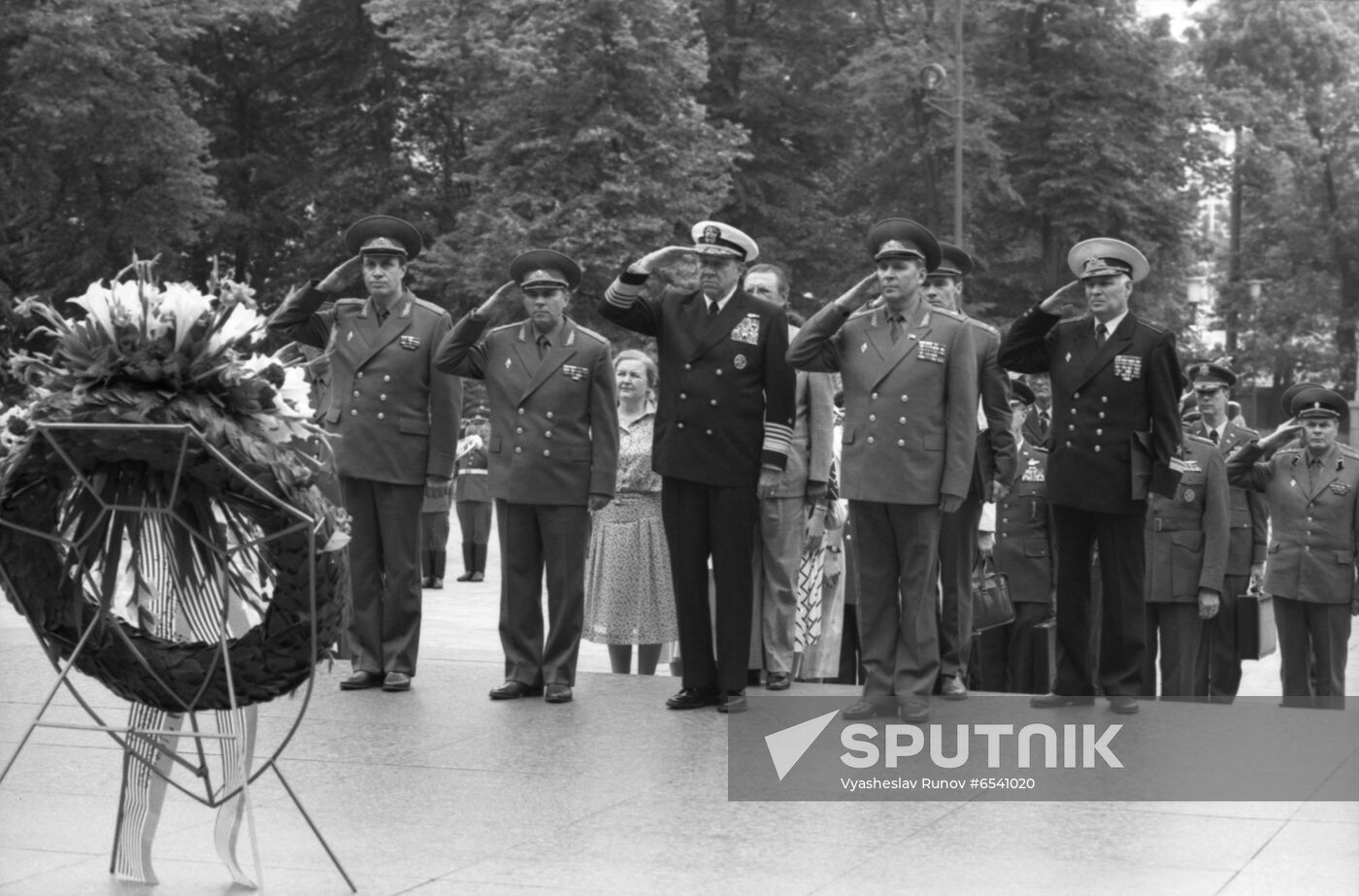 United States Navy Admiral William J. Crowe visits Moscow