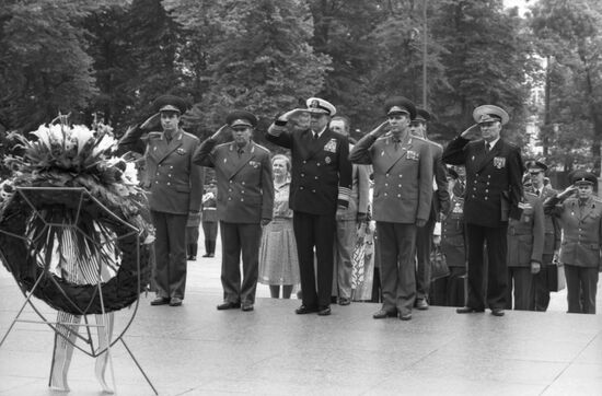 United States Navy Admiral William J. Crowe visits Moscow