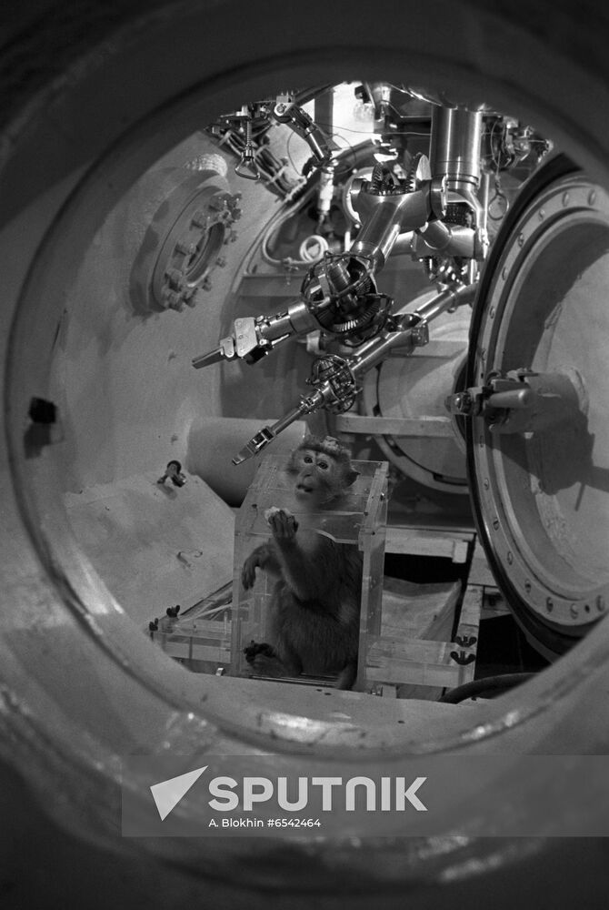 Testing underwater pressure chamber