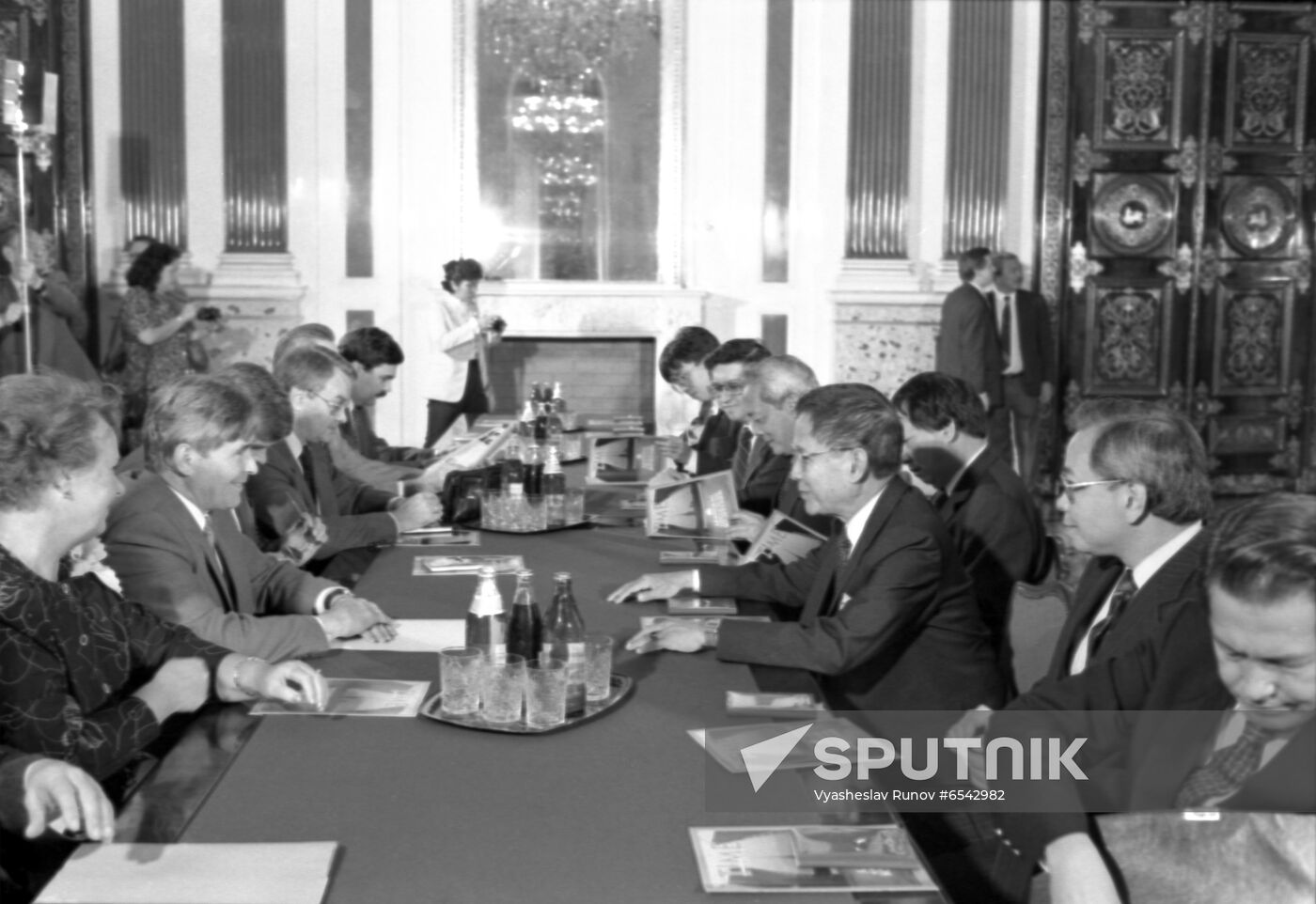 Filipino Foreign Secretary Raul Manglapus in Moscow