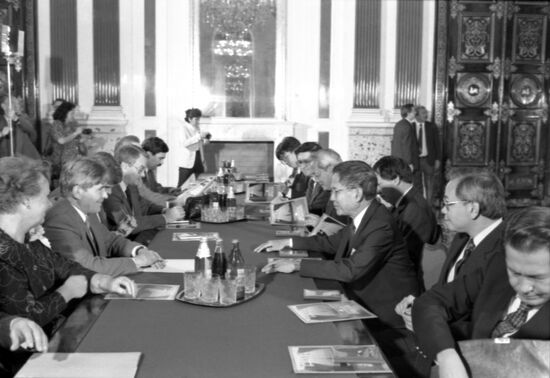 Filipino Foreign Secretary Raul Manglapus in Moscow
