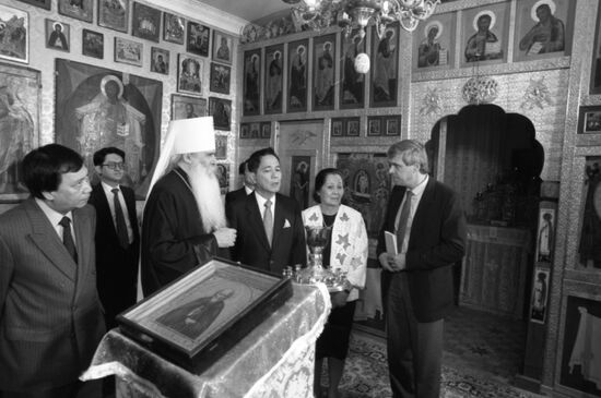 Filipino Foreign Secretary Raul Manglapus in Moscow