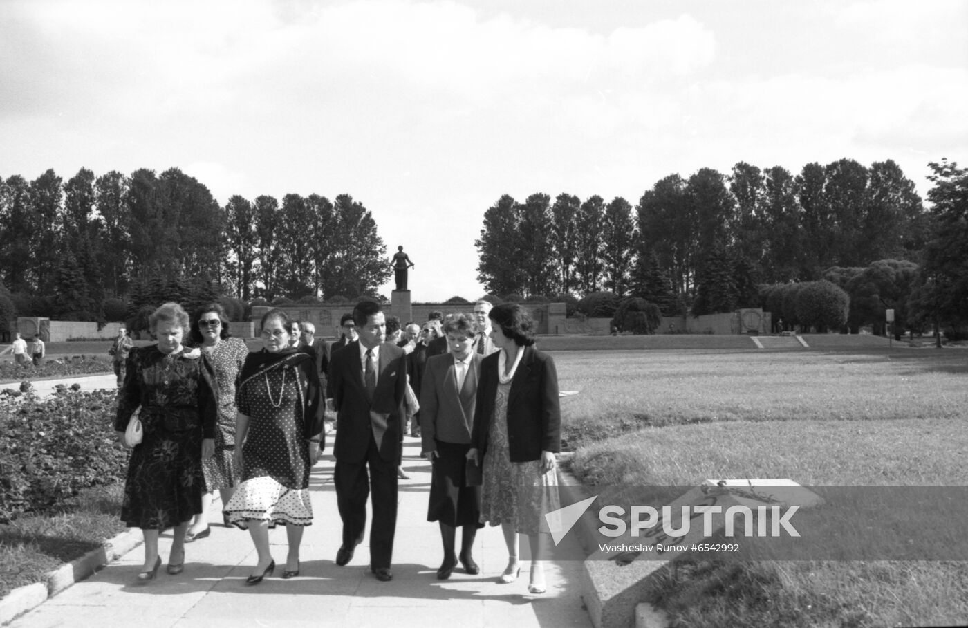 Filipino Foreign Secretary Raul Manglapus in Moscow