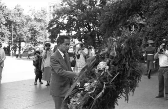 Filipino Foreign Secretary Raul Manglapus in Moscow