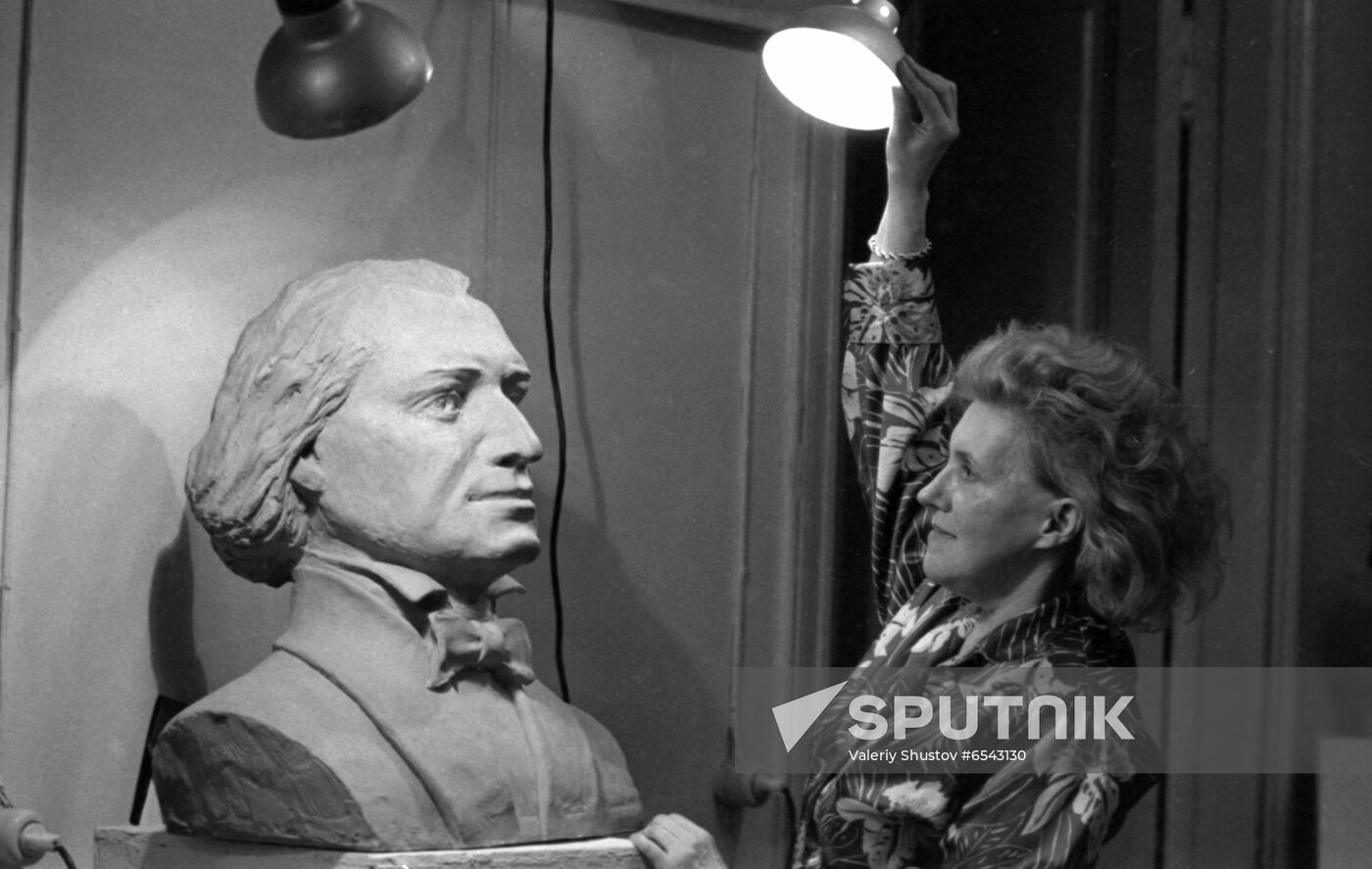 Soviet sculptor Yelena Kosova