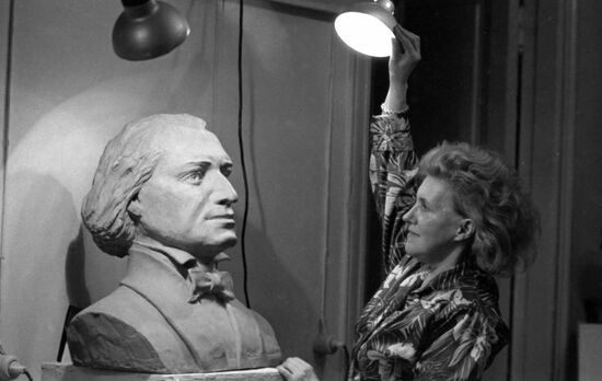 Soviet sculptor Yelena Kosova