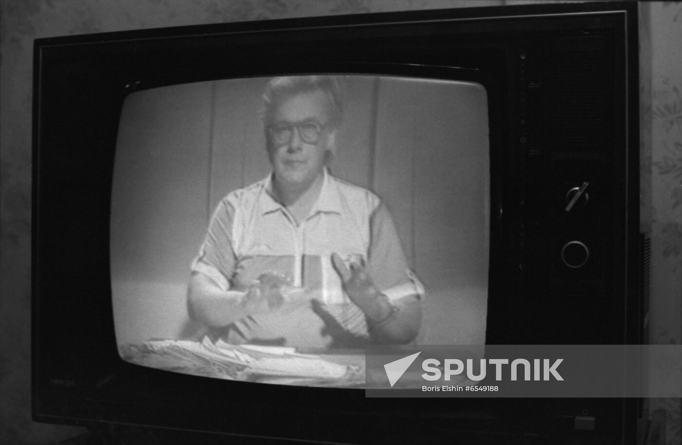 Alan Chumak conducts psychological therapy session on TV