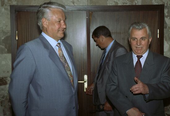 Russian President Boris Yeltsin's meeting with Ukrainian President Leonid Kravchuk