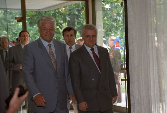 Russian President Boris Yeltsin's meeting with Ukrainian President Leonid Kravchuk