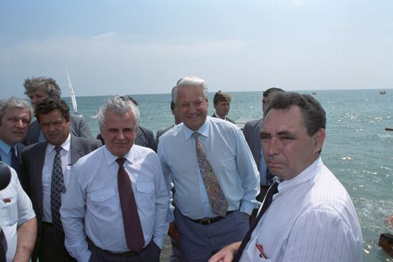 Russian President Boris Yeltsin's meeting with Ukrainian President Leonid Kravchuk