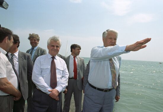 Russian President Boris Yeltsin's meeting with Ukrainian President Leonid Kravchuk