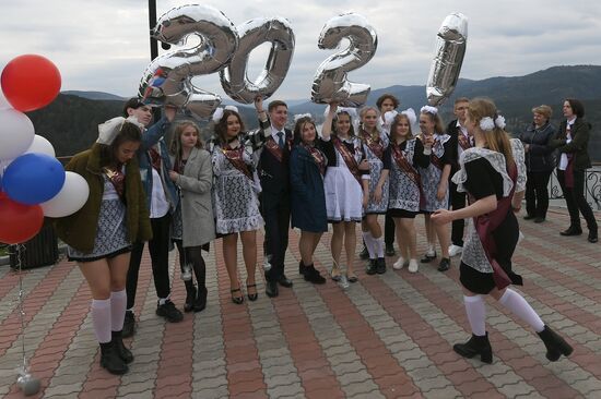 Russia School Year End