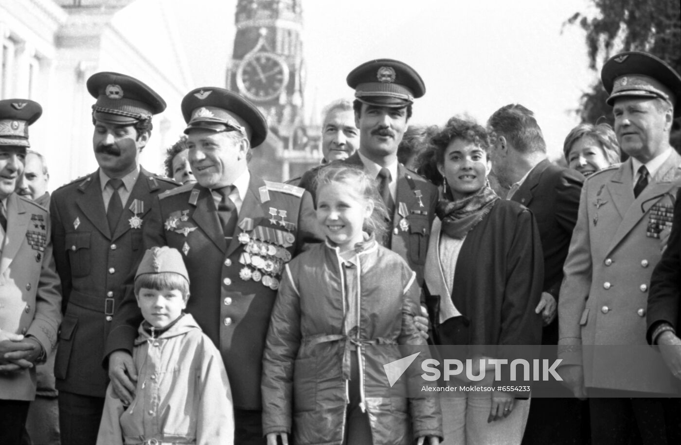 Presenting awards to Soviet-Afghan crew of Soyuz TM-6