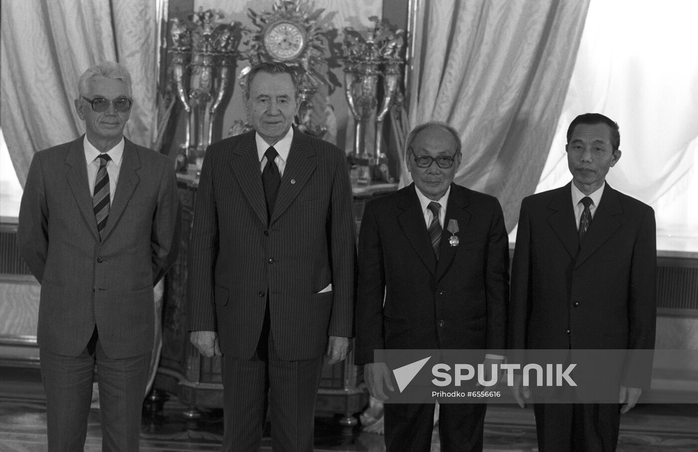 Vietnamese delegation visits Soviet Union