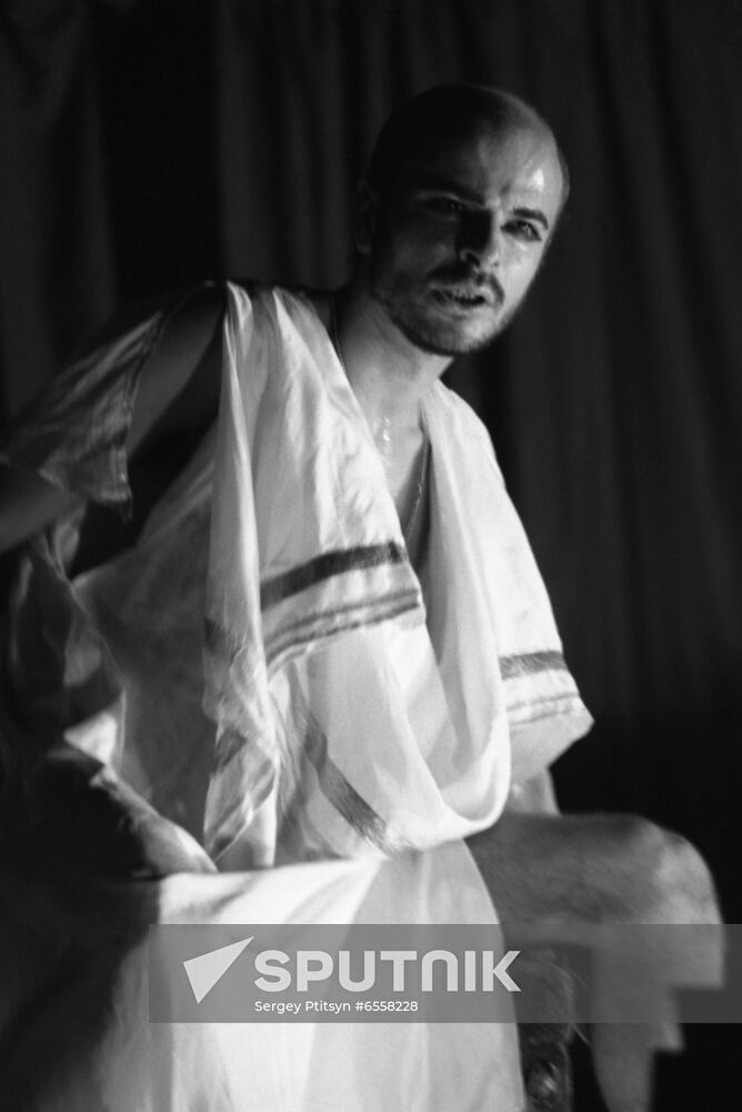 Play 'Caligula' staged at Planetarium-Theater