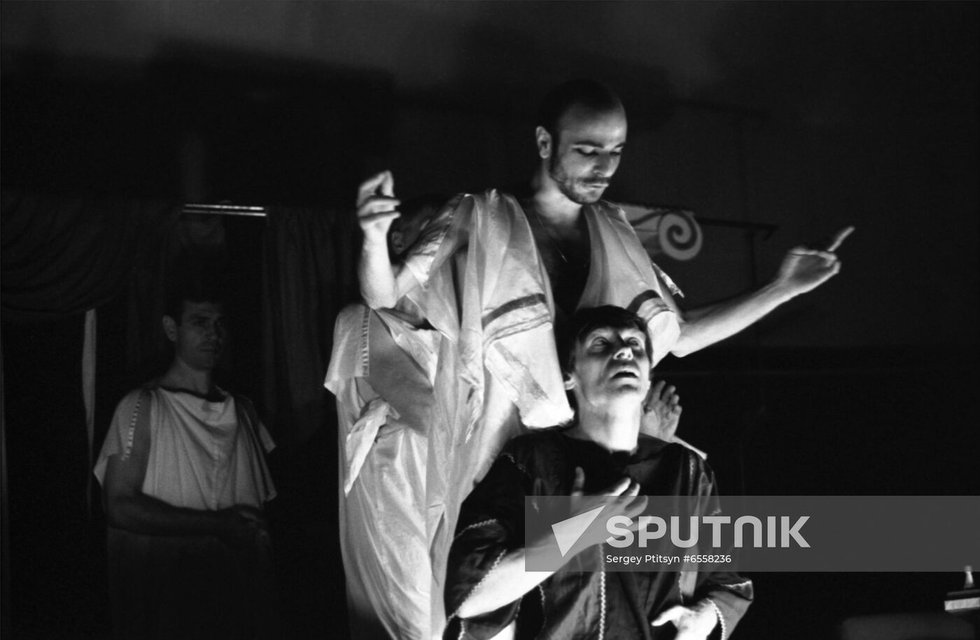Play 'Caligula' staged at Planetarium-Theater