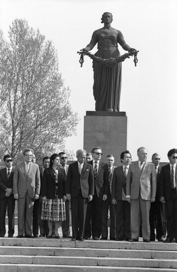 Prime Minister of Thailand Prem Tinsulanonda visits Soviet Union