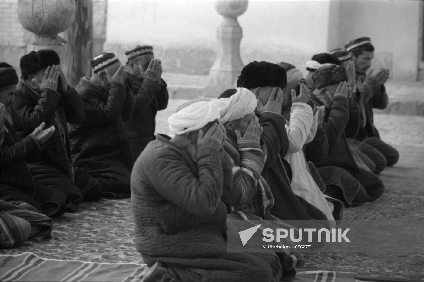 Prayer at Baha-ud-din Naqshband Bokhari Memorial Complex