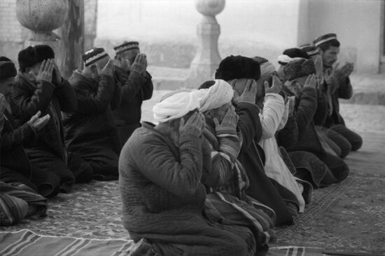 Prayer at Baha-ud-din Naqshband Bokhari Memorial Complex