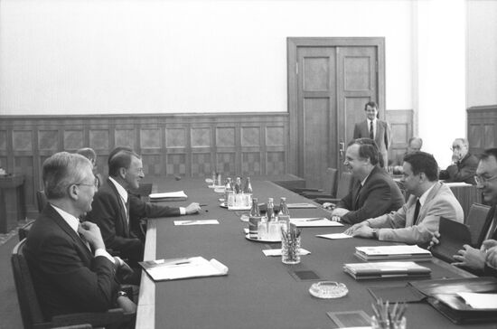 Nikolai Ryzhkov during talks with business people from Sweden
